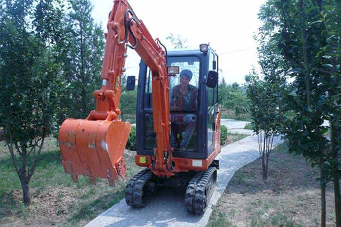 國(guó)產(chǎn)小型挖掘機(jī)