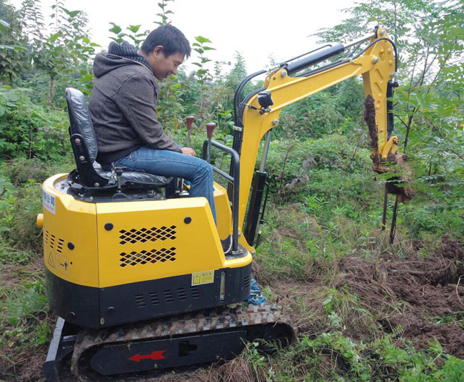 小型挖掘機的基本操作方法