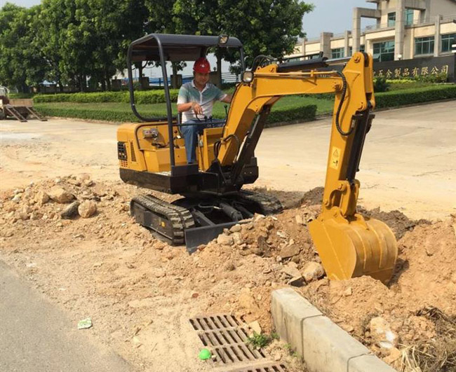 小型挖掘機的操作方法