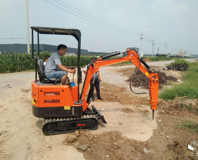 小型挖掘機(jī)推土板怎么操作