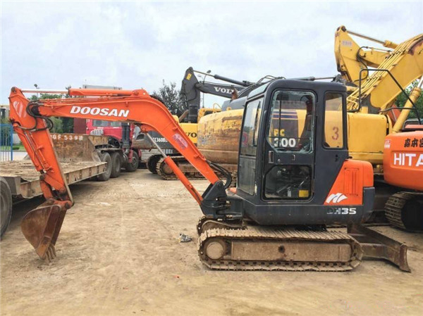 斗山小型挖掘機